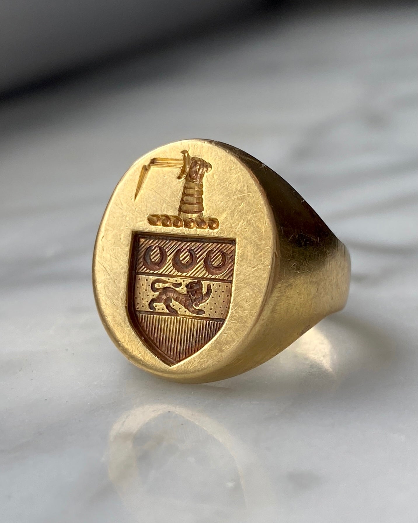 Vintage/antique heavy 18k gold engraved lion signet ring - Golden Green Obsession
