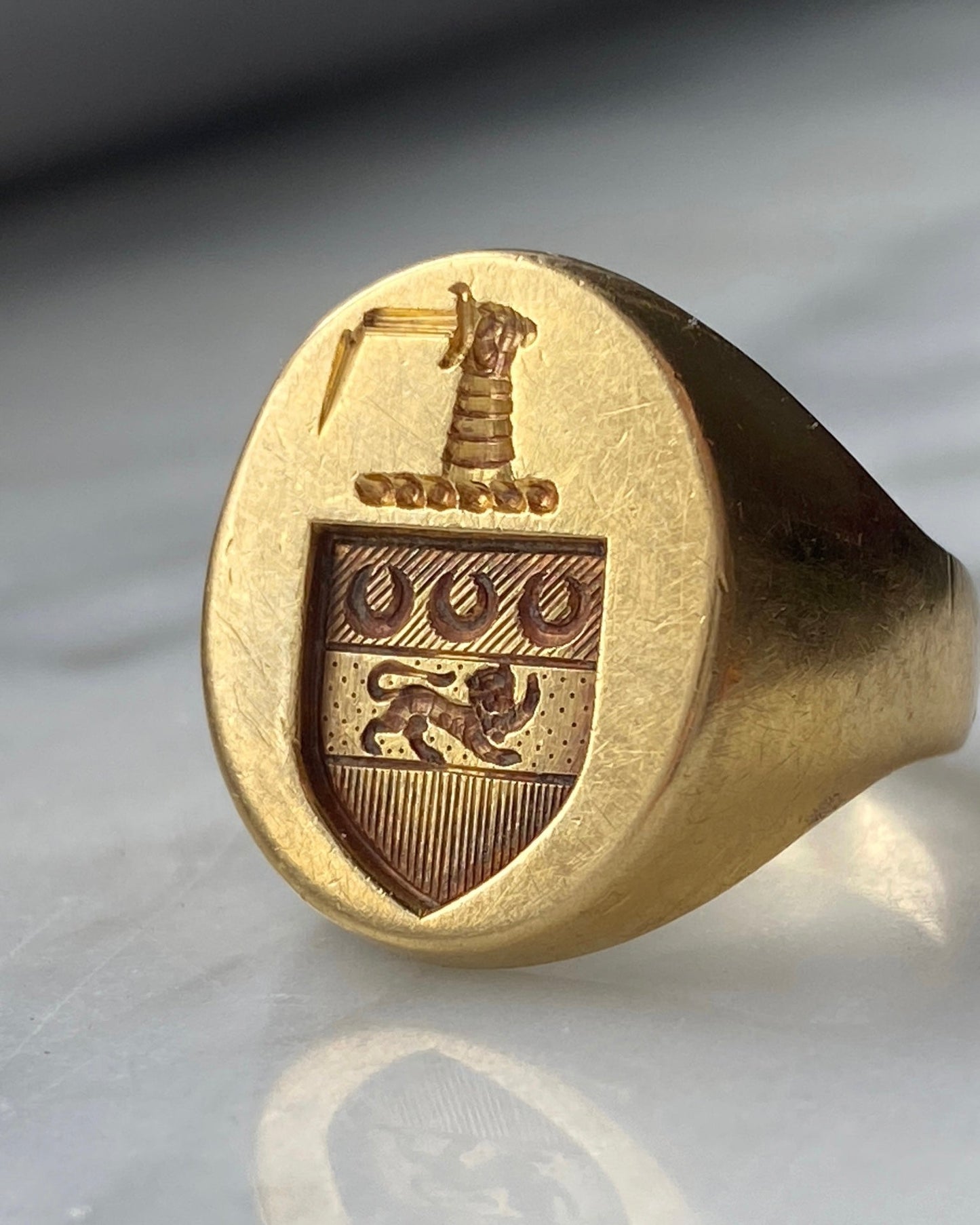 Vintage/antique heavy 18k gold engraved lion signet ring - Golden Green Obsession