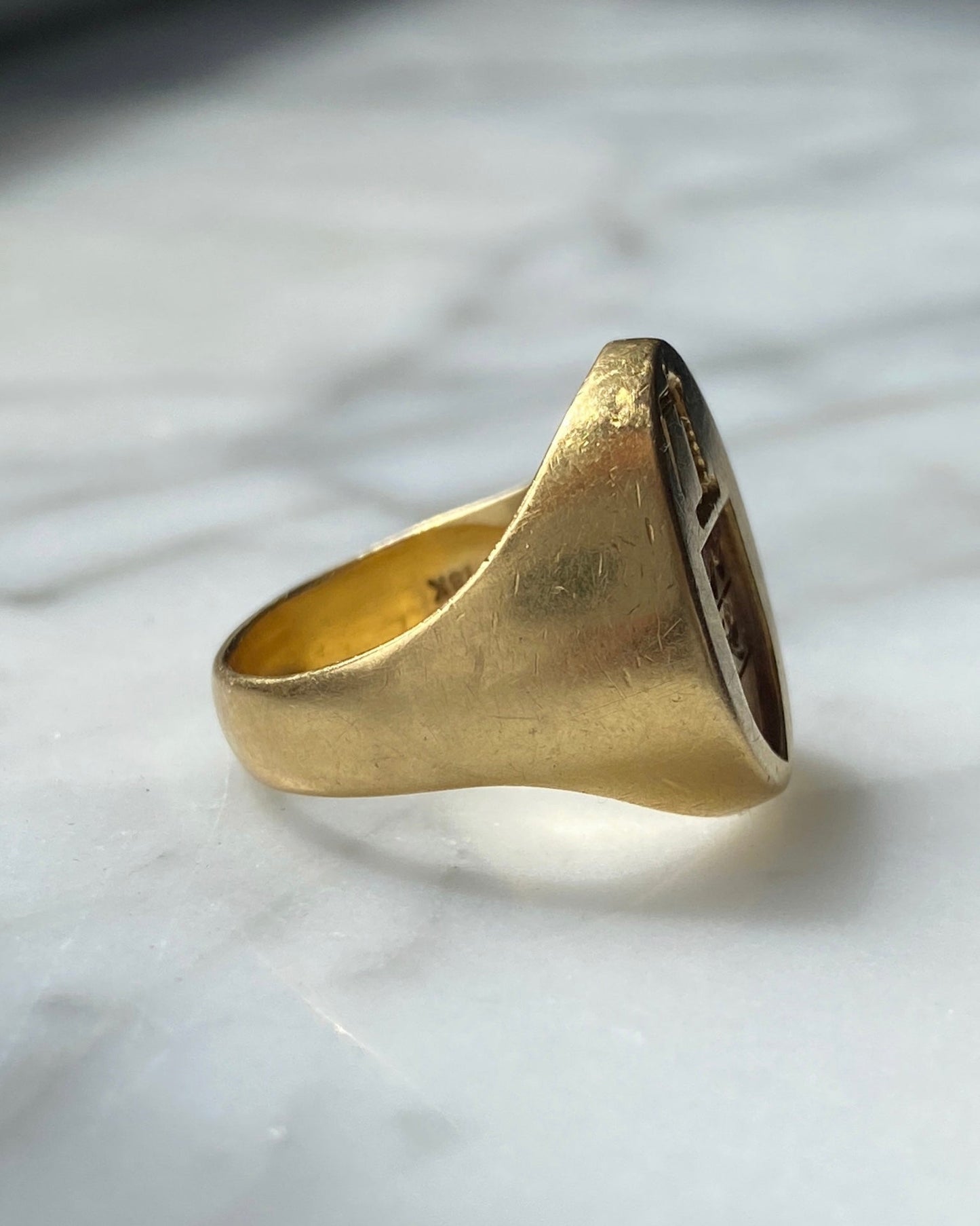 Vintage/antique heavy 18k gold engraved lion signet ring - Golden Green Obsession