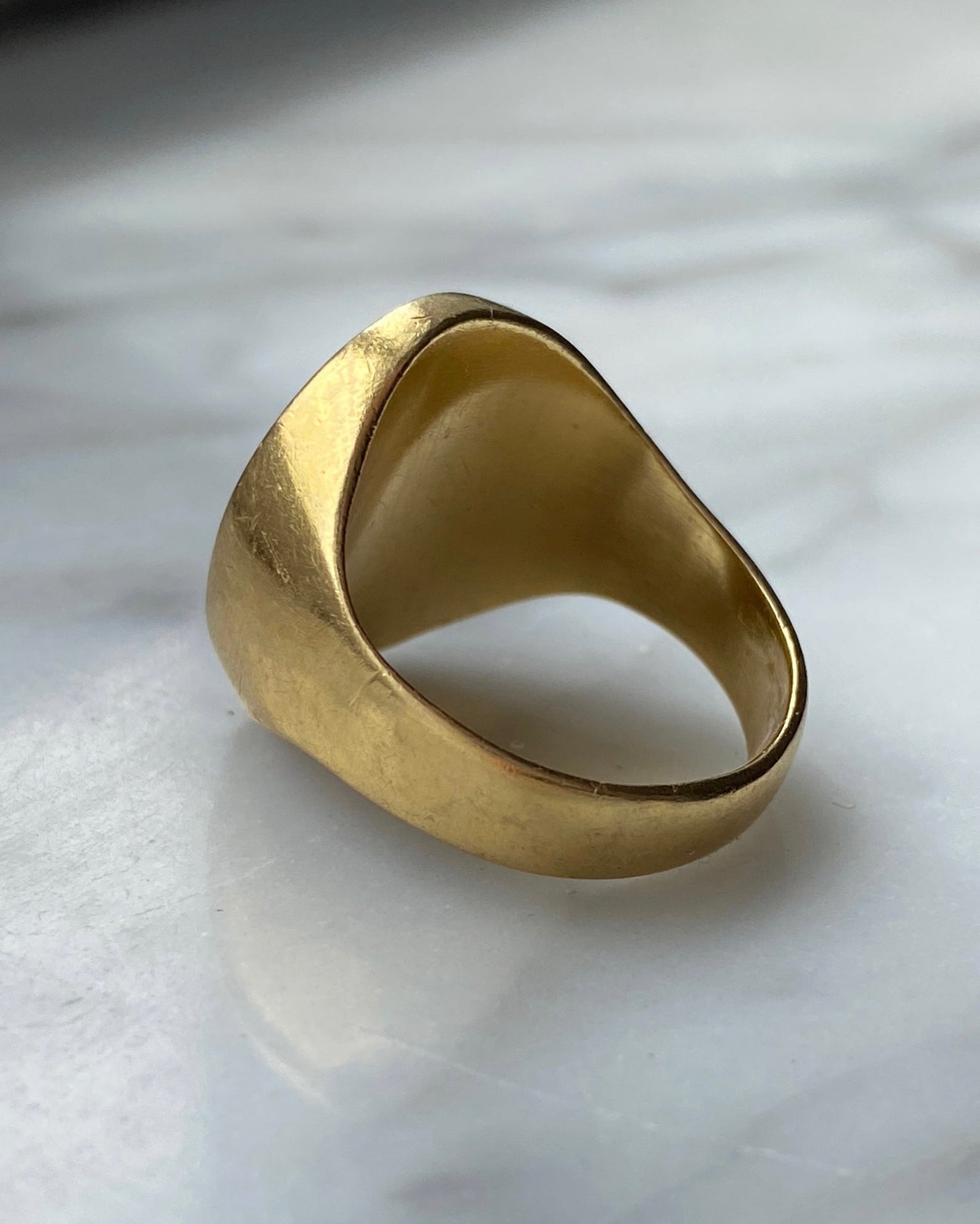 Vintage/antique heavy 18k gold engraved lion signet ring - Golden Green Obsession