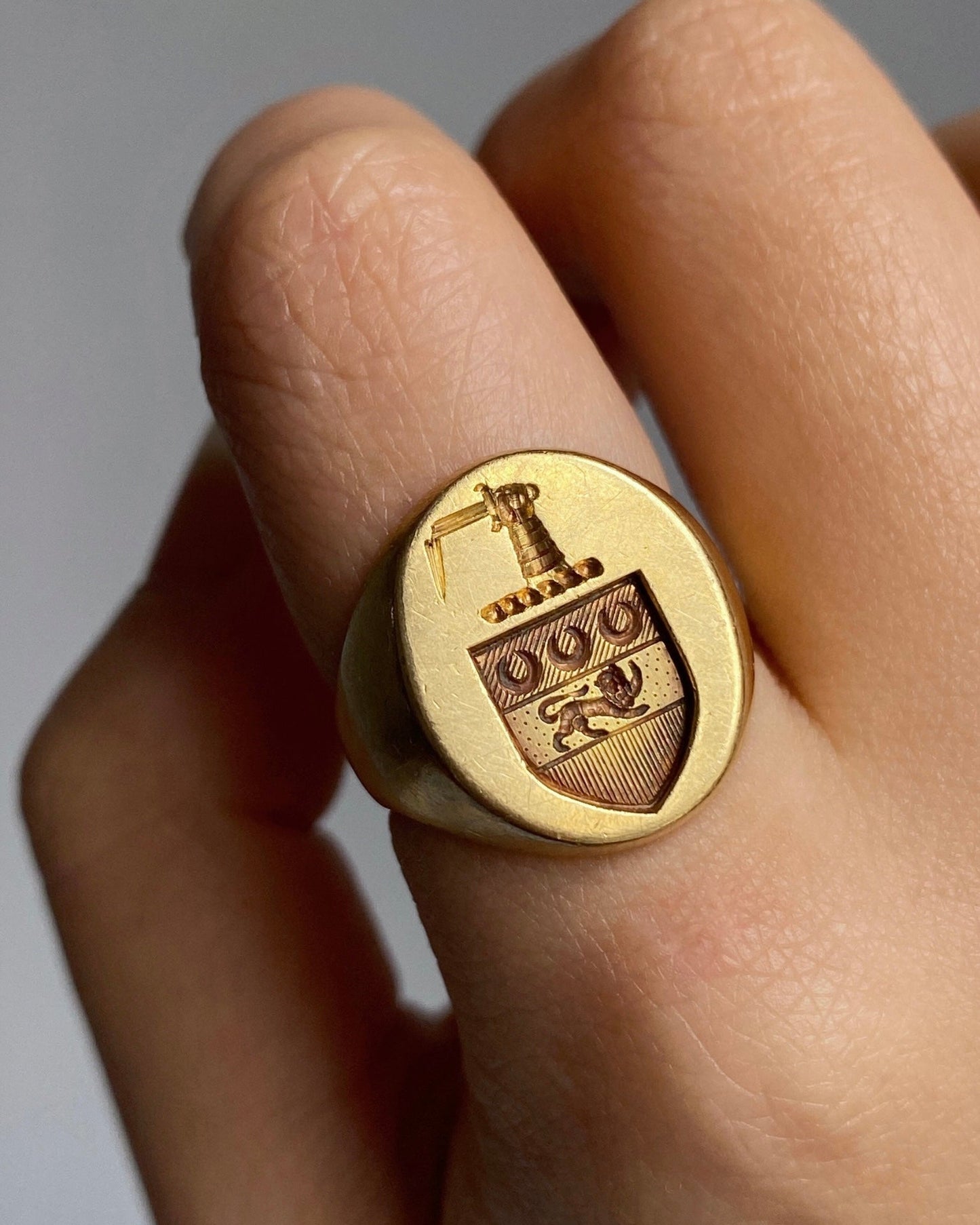 Vintage/antique heavy 18k gold engraved lion signet ring - Golden Green Obsession