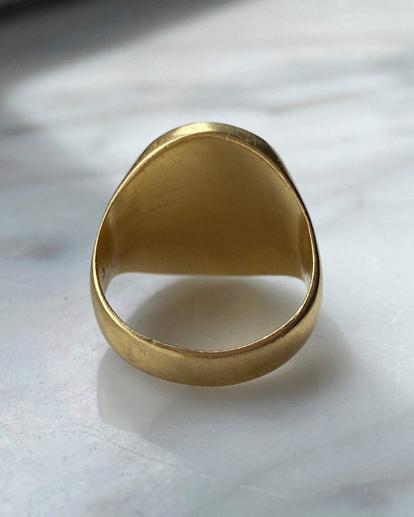 Vintage/antique heavy 18k gold engraved lion signet ring - Golden Green Obsession
