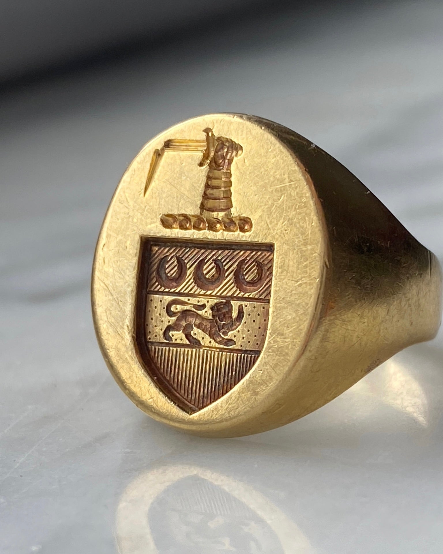 Vintage/antique heavy 18k gold engraved lion signet ring - Golden Green Obsession