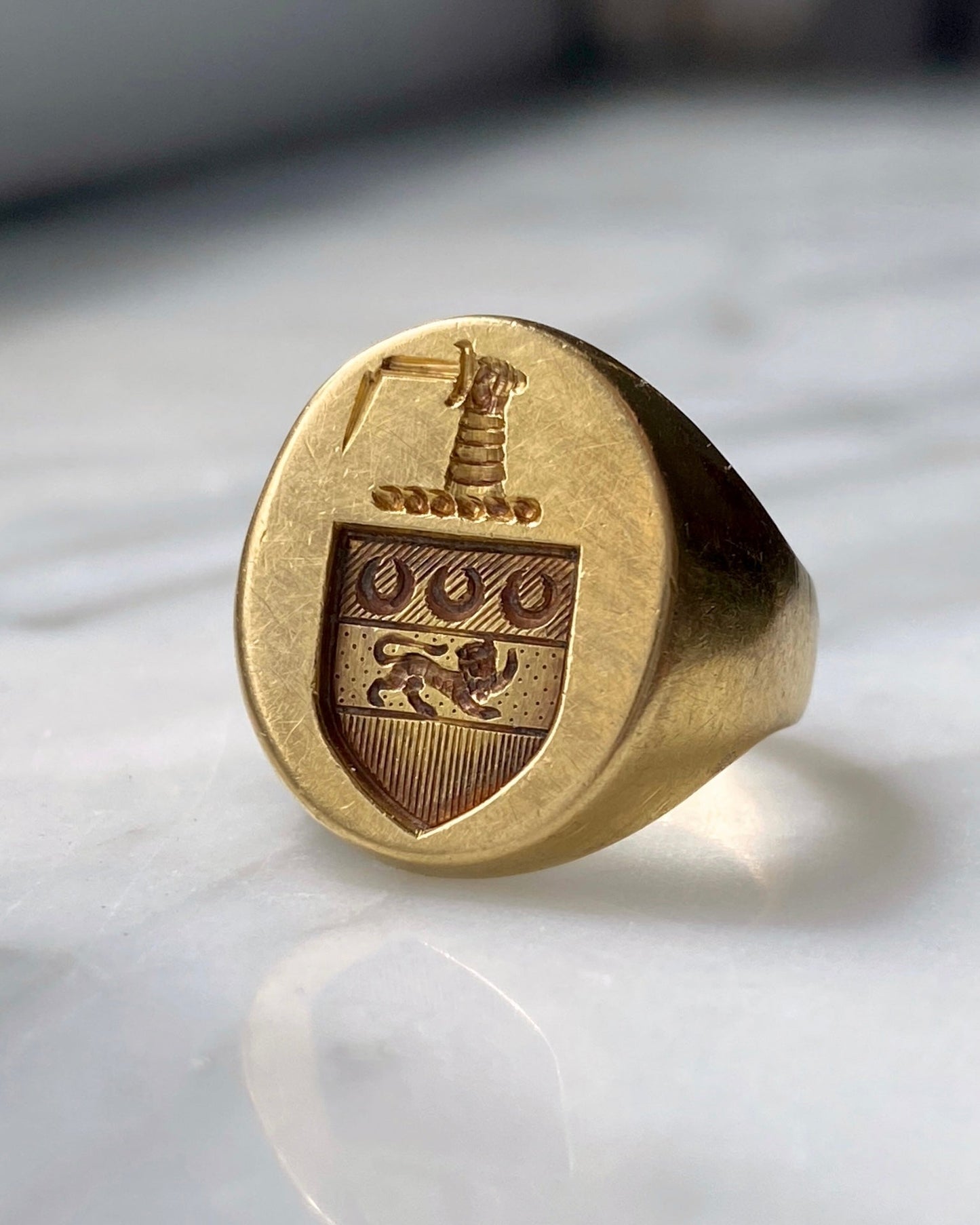 Vintage/antique heavy 18k gold engraved lion signet ring - Golden Green Obsession