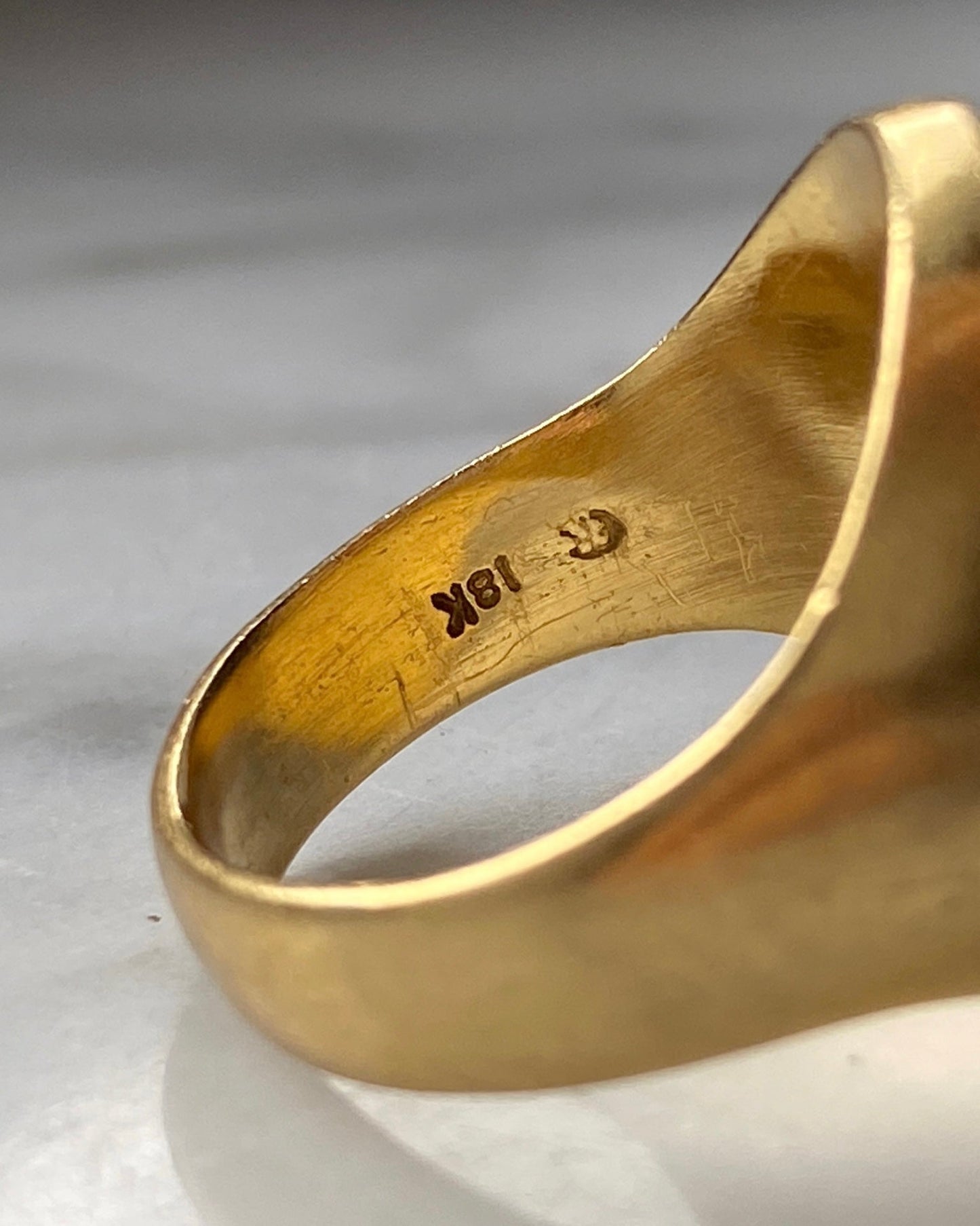 Vintage/antique heavy 18k gold engraved lion signet ring - Golden Green Obsession